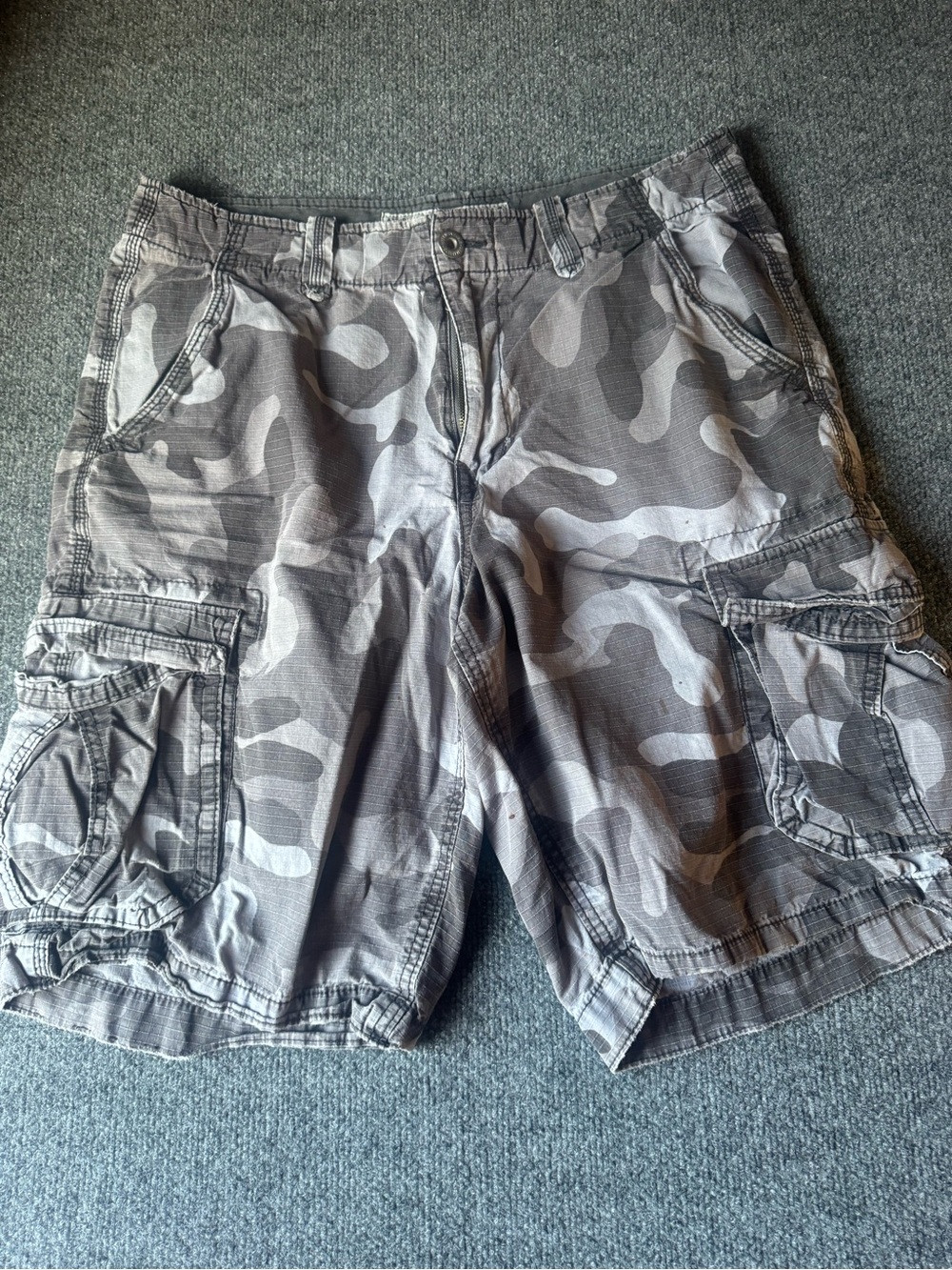American Eagle Outfitters grey camo cargo shorts #cargo #outdoorsY2K